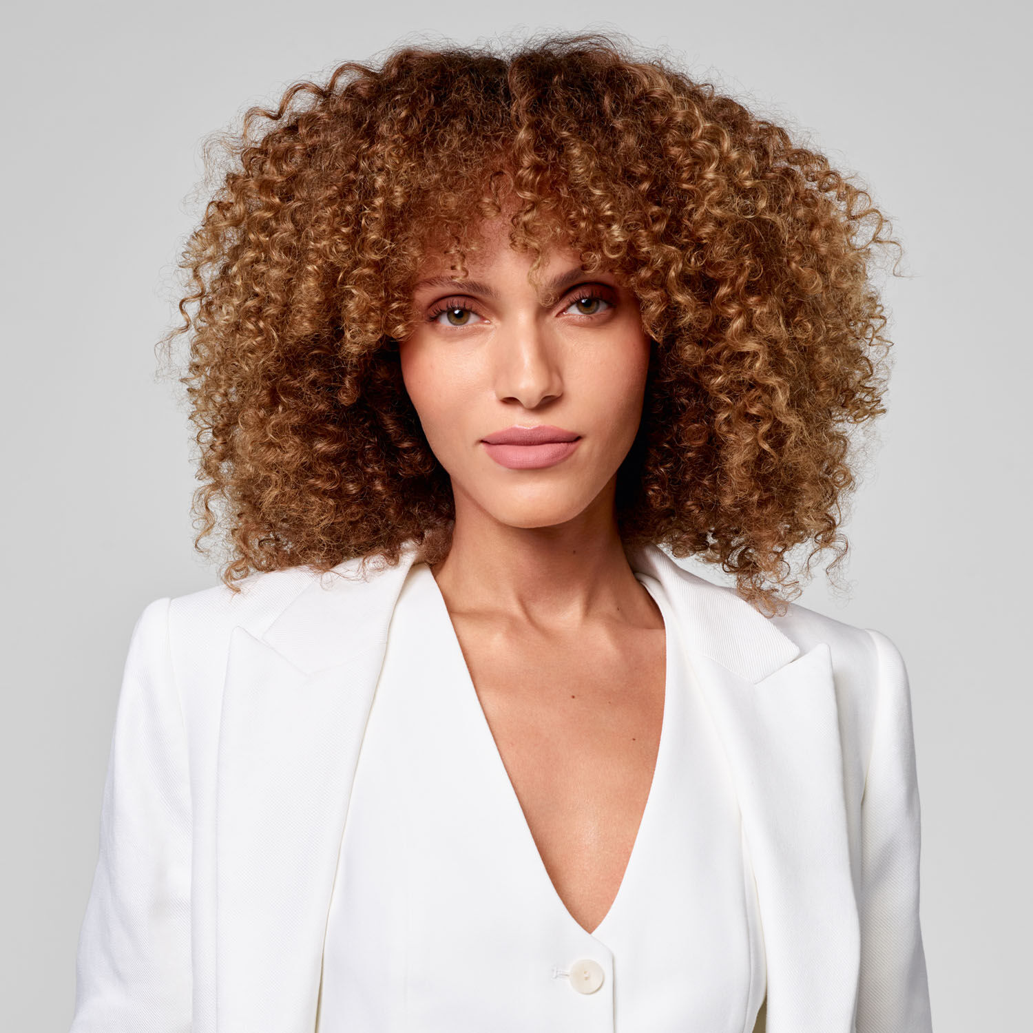 Modell med h&aring;r stylet ved hjelp av S&egrave;che-cheveux Air Power Pro 2300 - Made in Italy. 